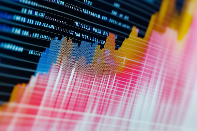 Interface de tableau de bord avec outils d'analyse financière et rapports